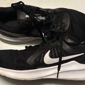 Nike Men's Black and White Athletic Shoes